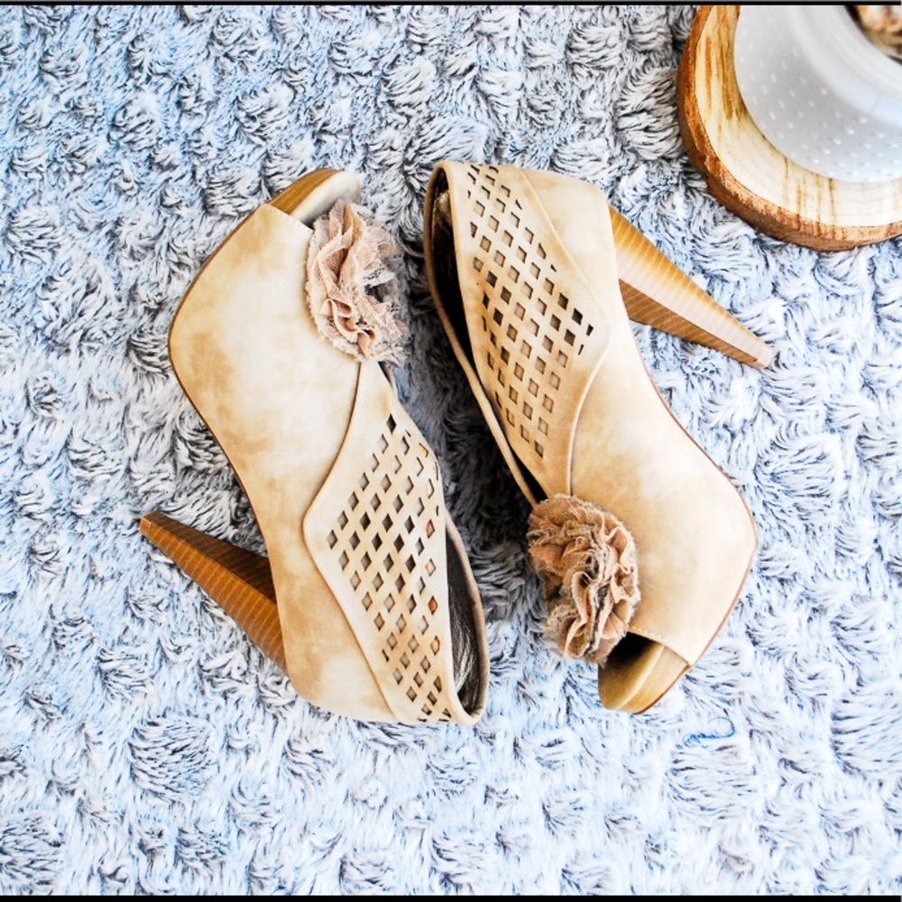 Bke Sole Taupe Open Wooden Heels NWB 6.5M (J7)